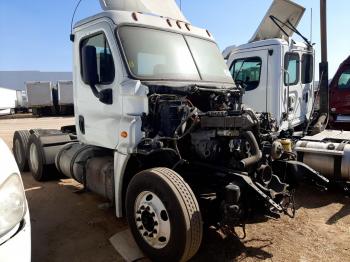  Salvage Freightliner Cascadia 1