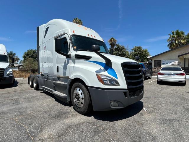  Salvage Freightliner Cascadia 1