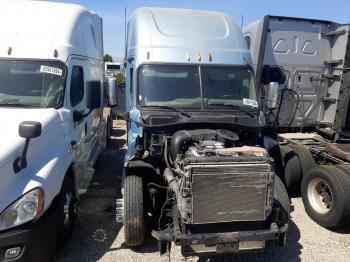  Salvage Freightliner Cascadia 1