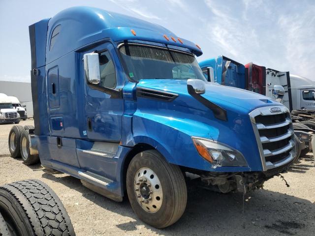  Salvage Freightliner Cascadia 1