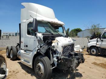 Salvage Volvo Vn