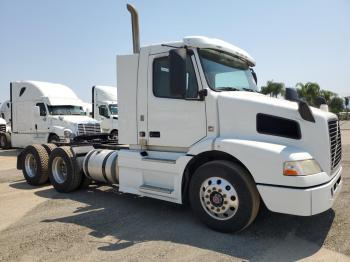  Salvage Volvo Vn