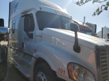  Salvage Freightliner Cascadia 1