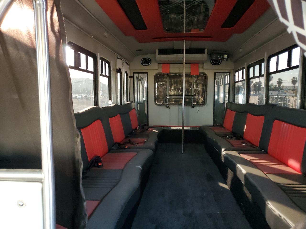 Ford Econoline E450 Super Duty Cutaway Van Image 9