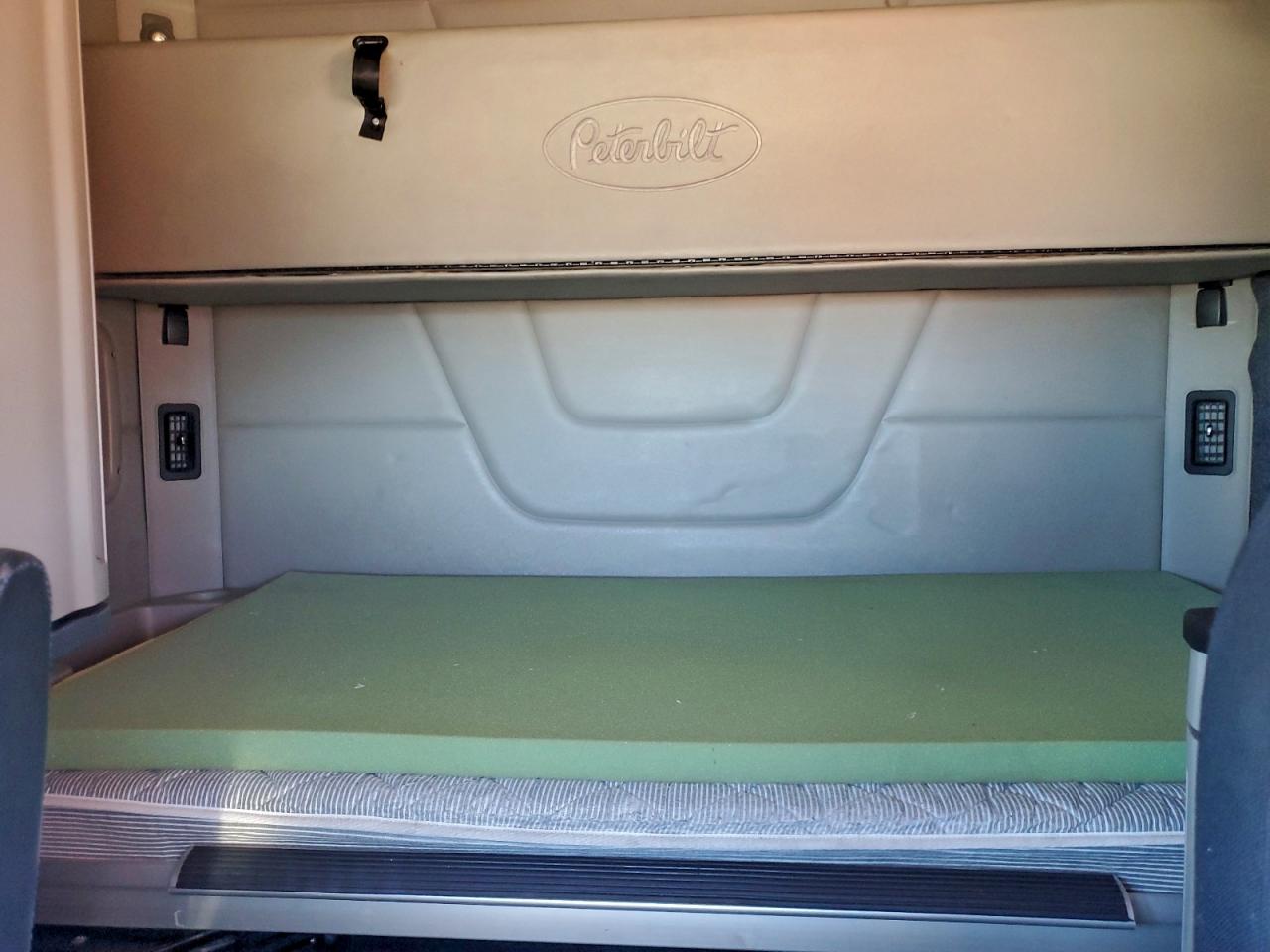 Peterbilt 579 Image 4