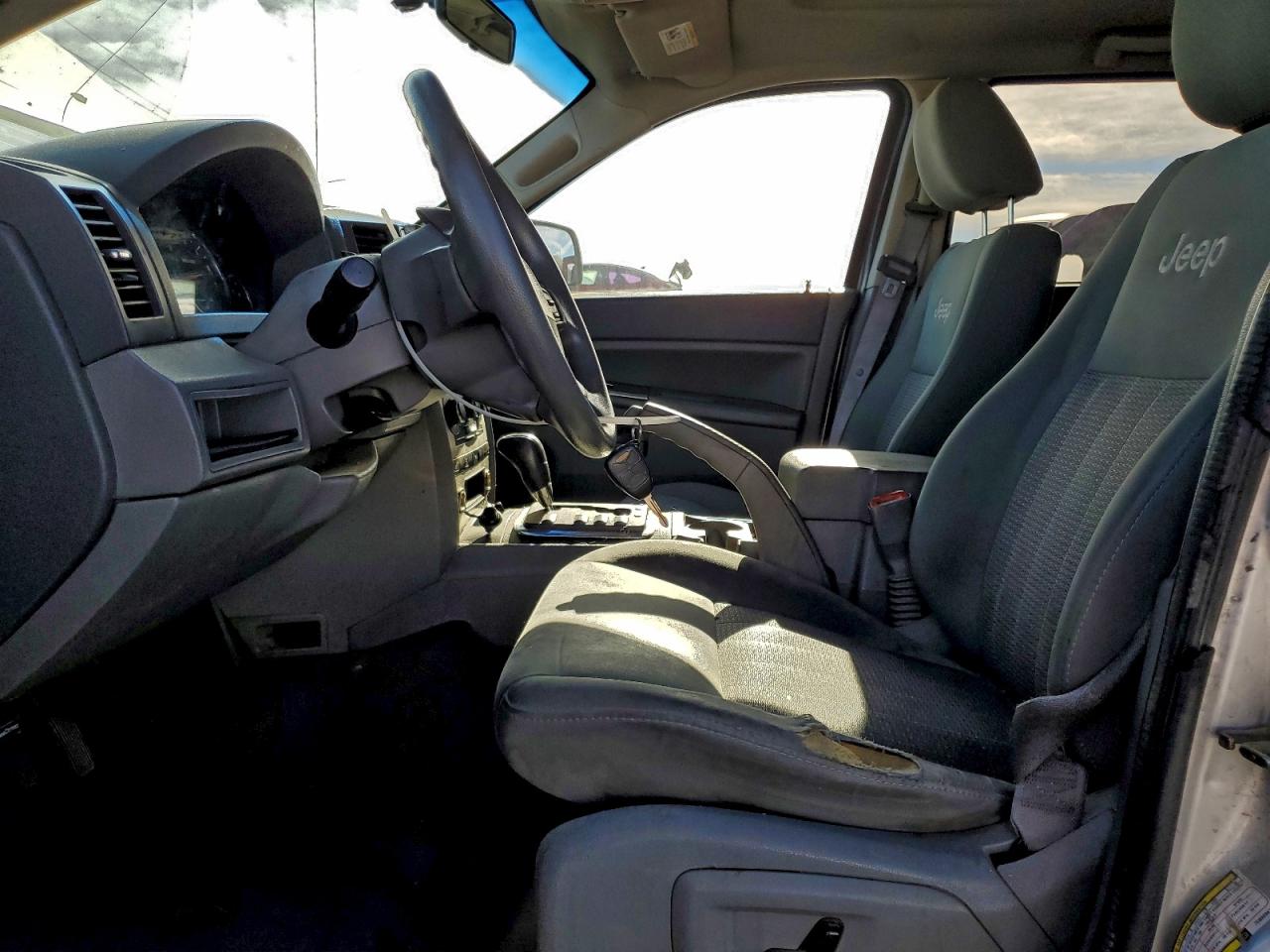 Jeep Grand Cherokee Laredo Image 12