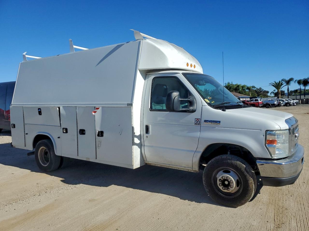 Ford Econoline E450 Super Duty Cutaway Van Image 10