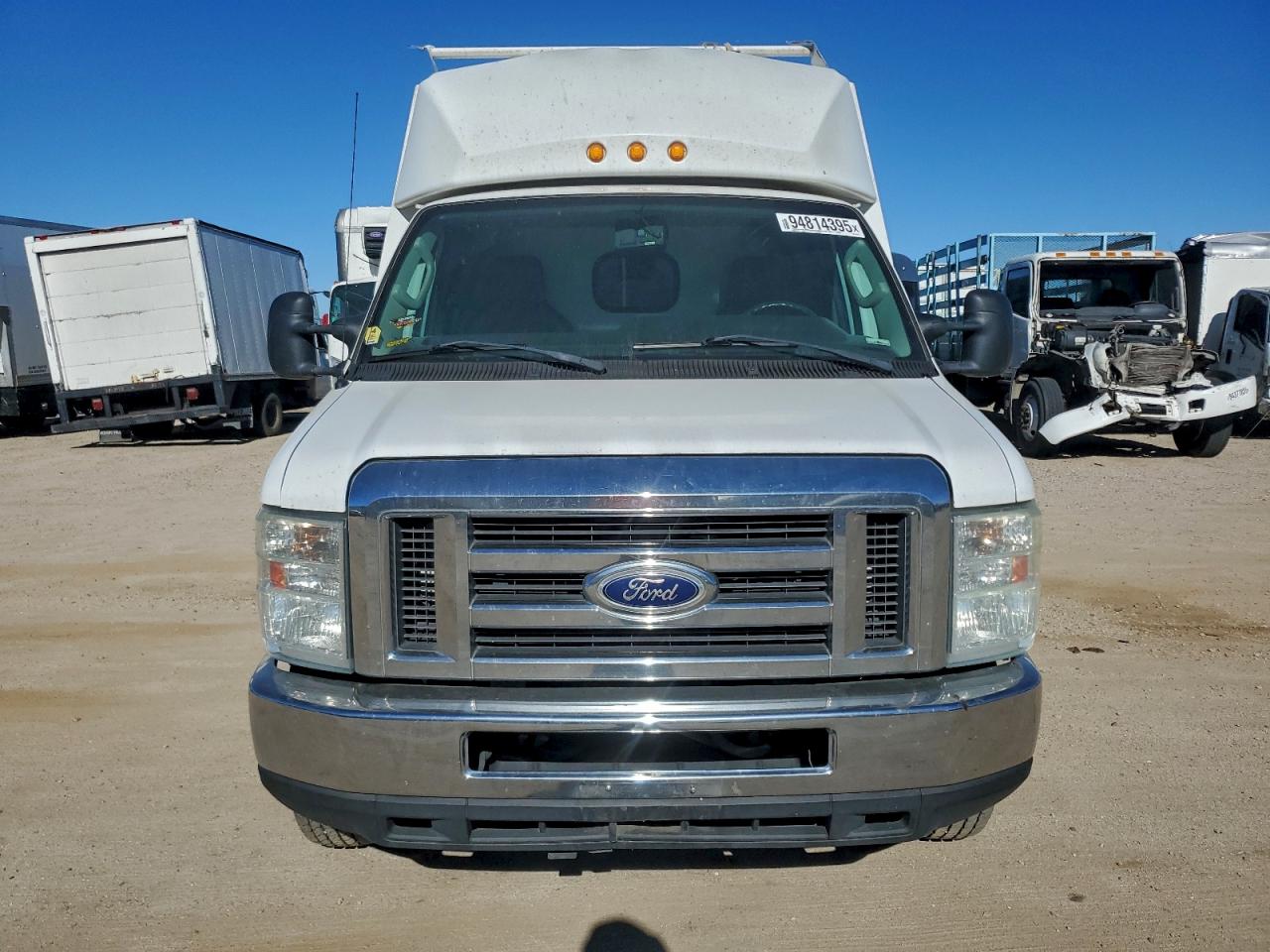 Ford Econoline E450 Super Duty Cutaway Van Image 6