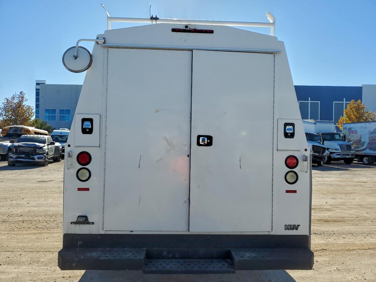 Ford Econoline E450 Super Duty Cutaway Van Image 5