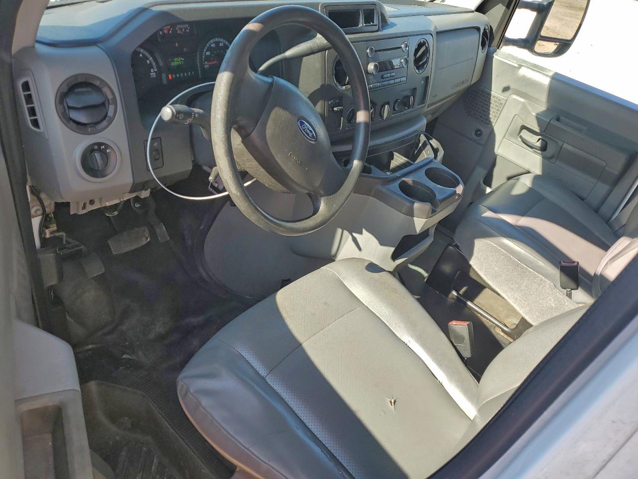 Ford Econoline E450 Super Duty Cutaway Van Image 7