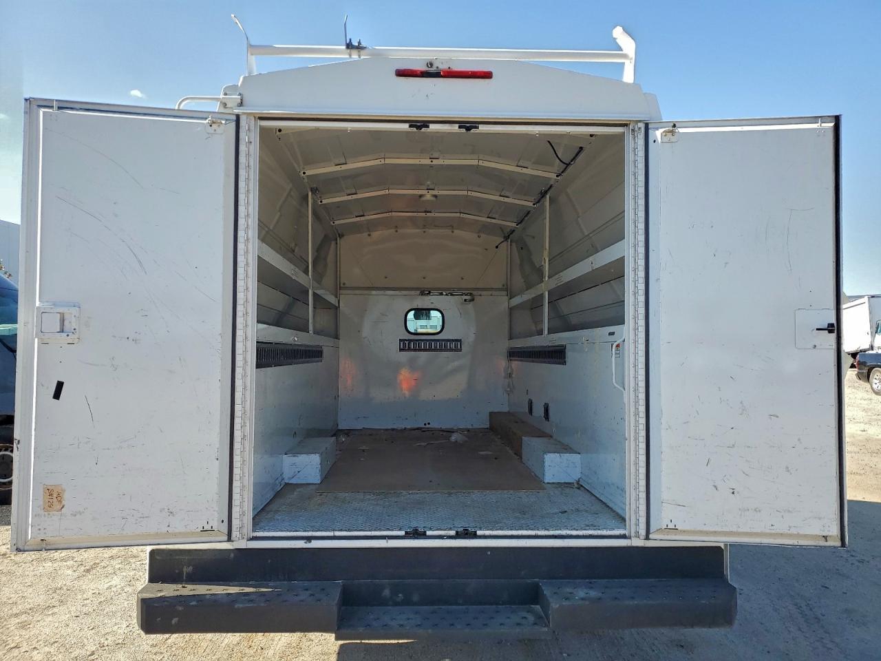 Ford Econoline E450 Super Duty Cutaway Van Image 13