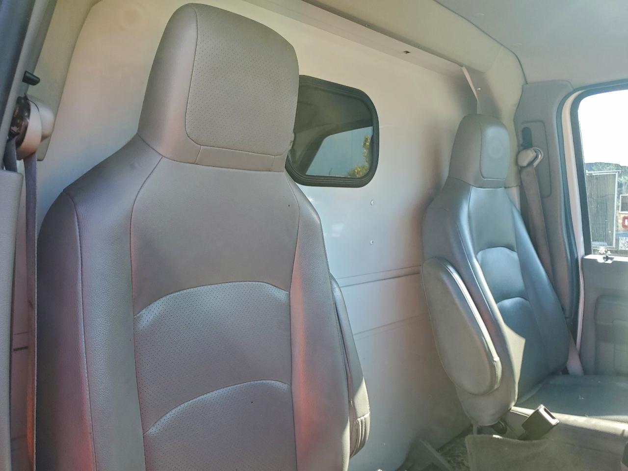 Ford Econoline E450 Super Duty Cutaway Van Image 8