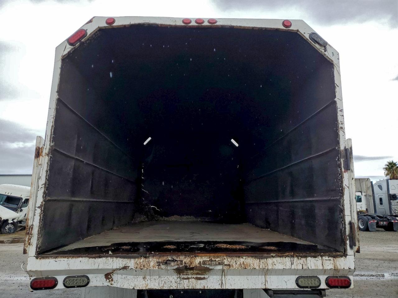 Peterbilt 337 Image 12