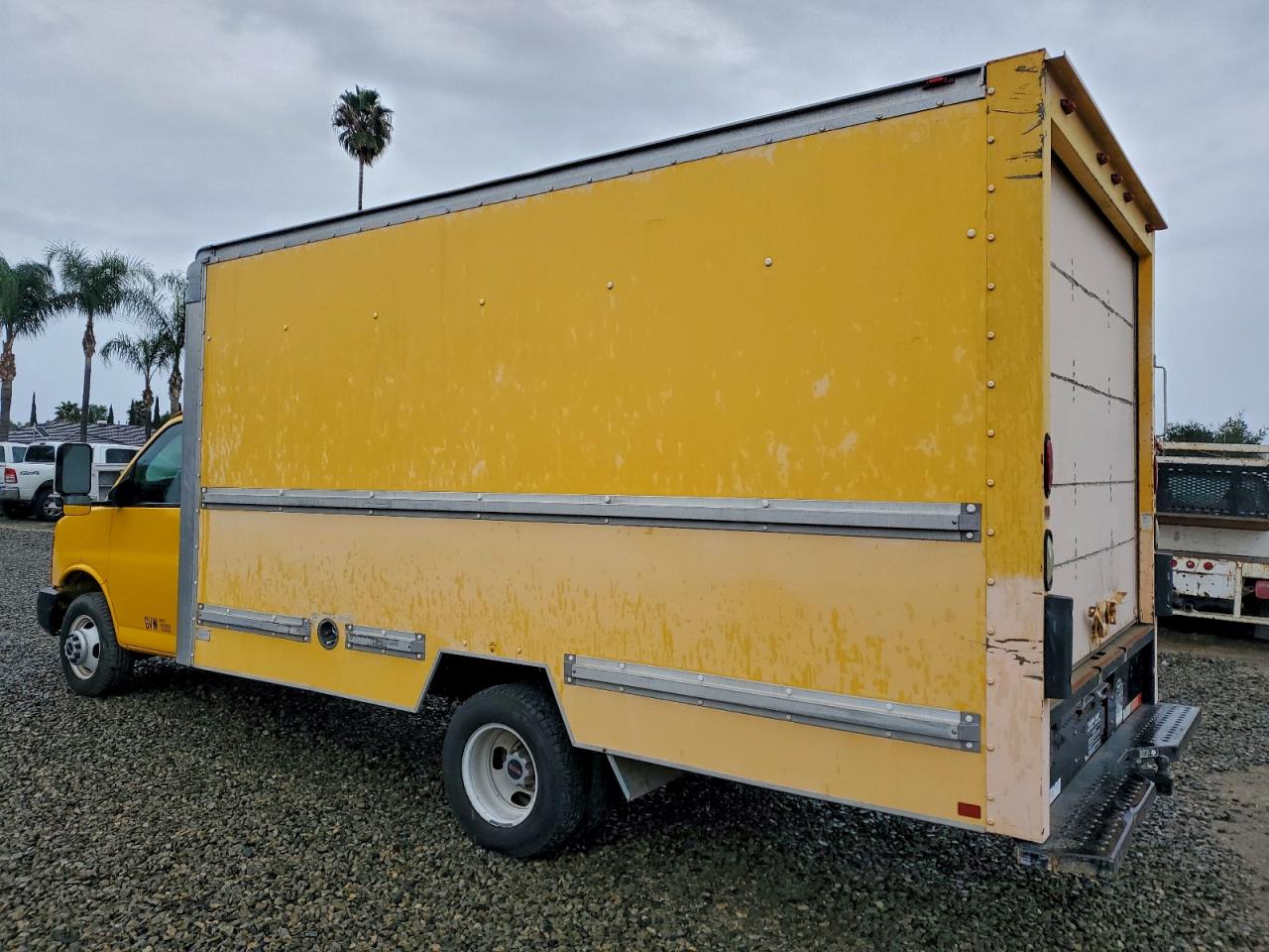 GMC Savana Cutaway G3500 Image 8