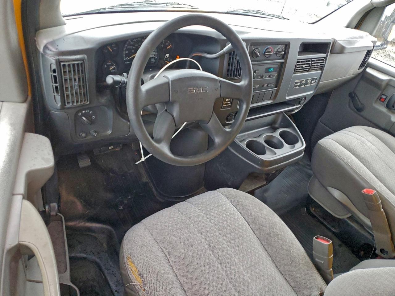 GMC Savana Cutaway G3500 Image 3