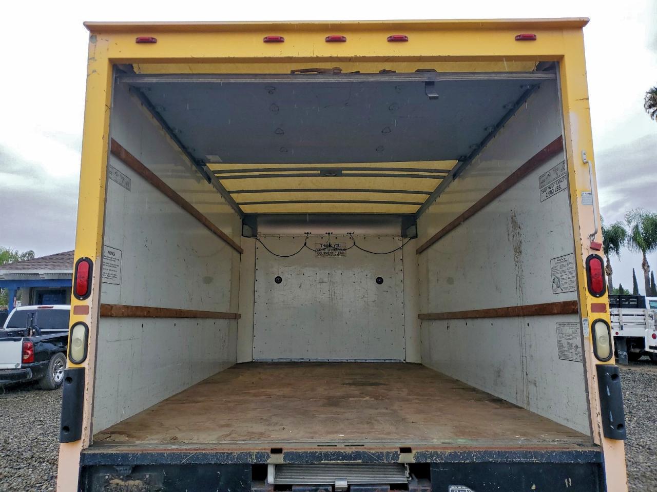 GMC Savana Cutaway G3500 Image 12