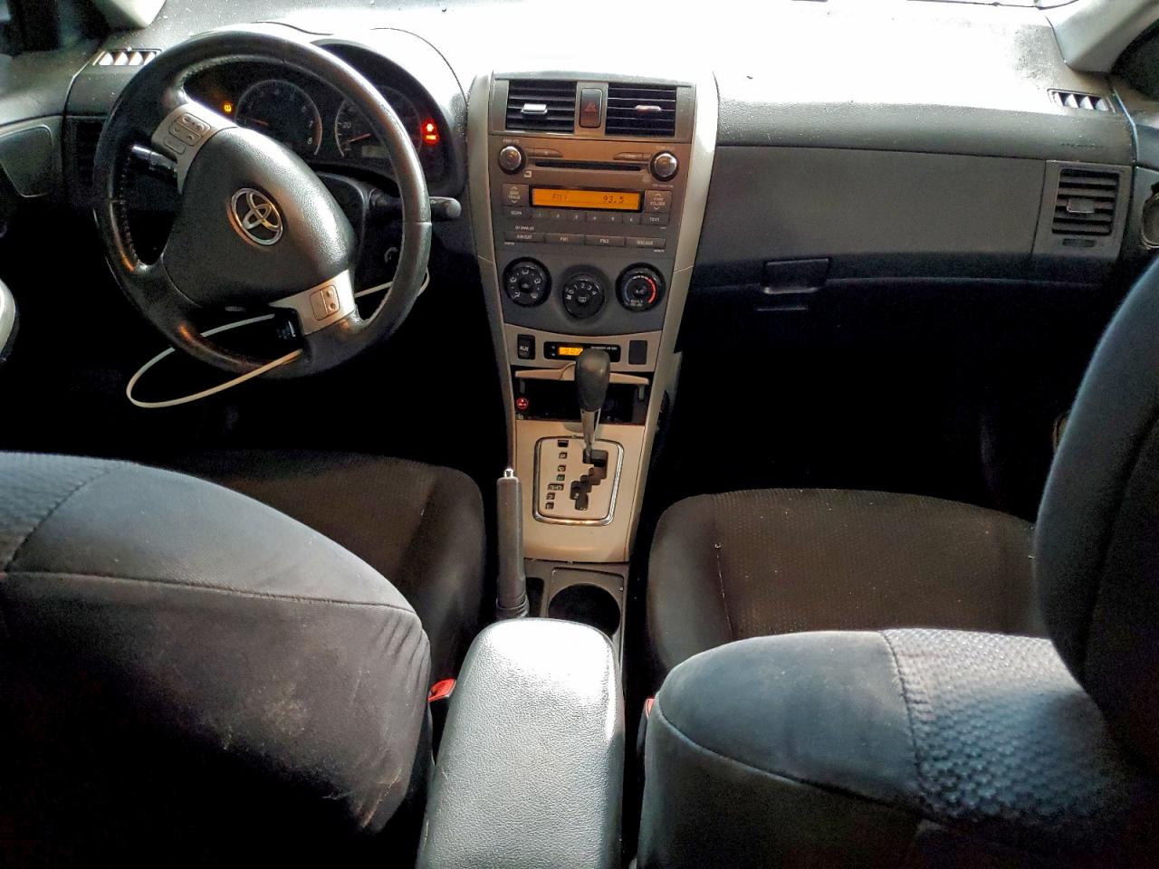 Toyota Corolla Base Image 9