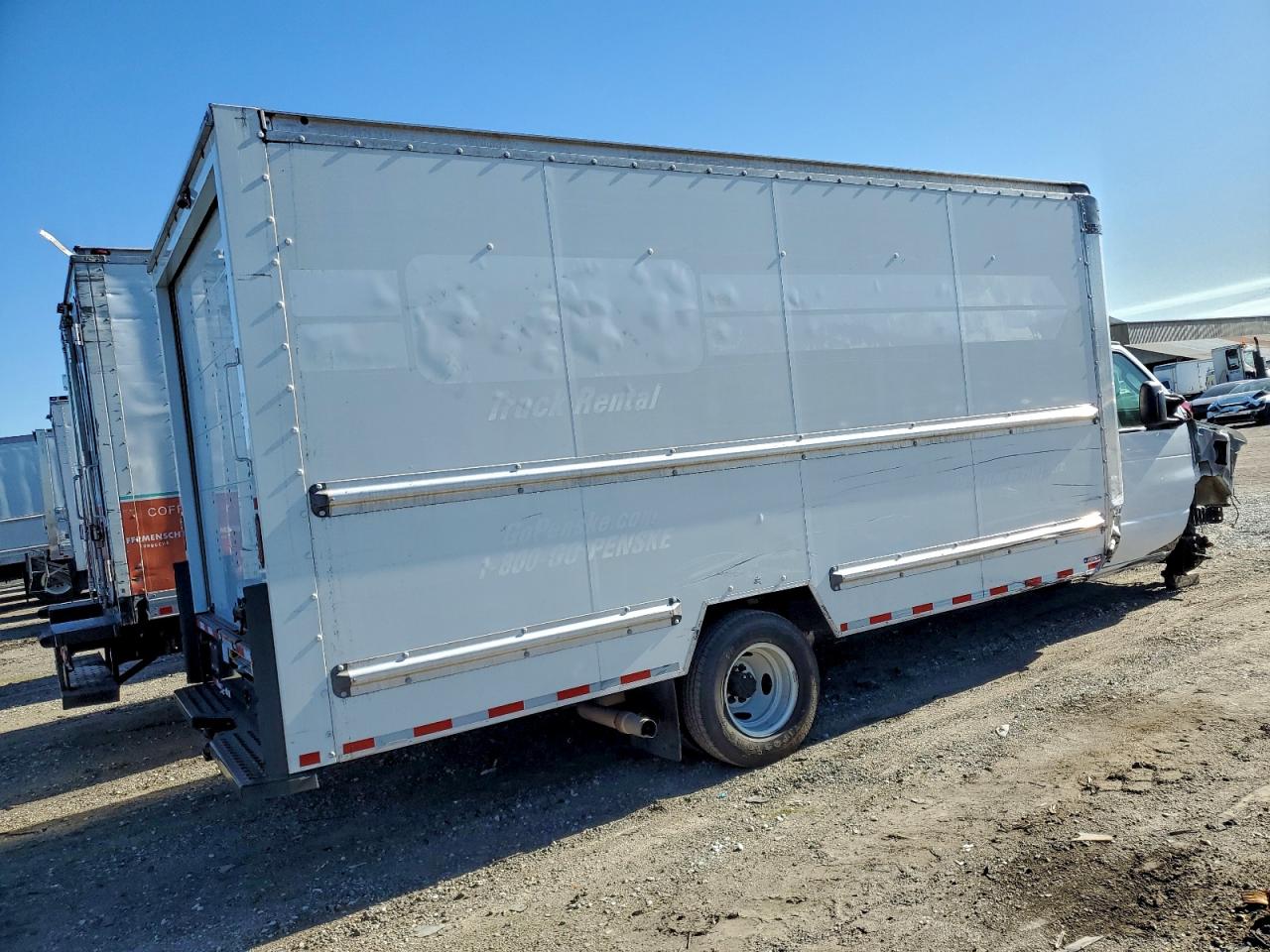 Ford Econoline E350 Super Duty Cutaway Van Image 4