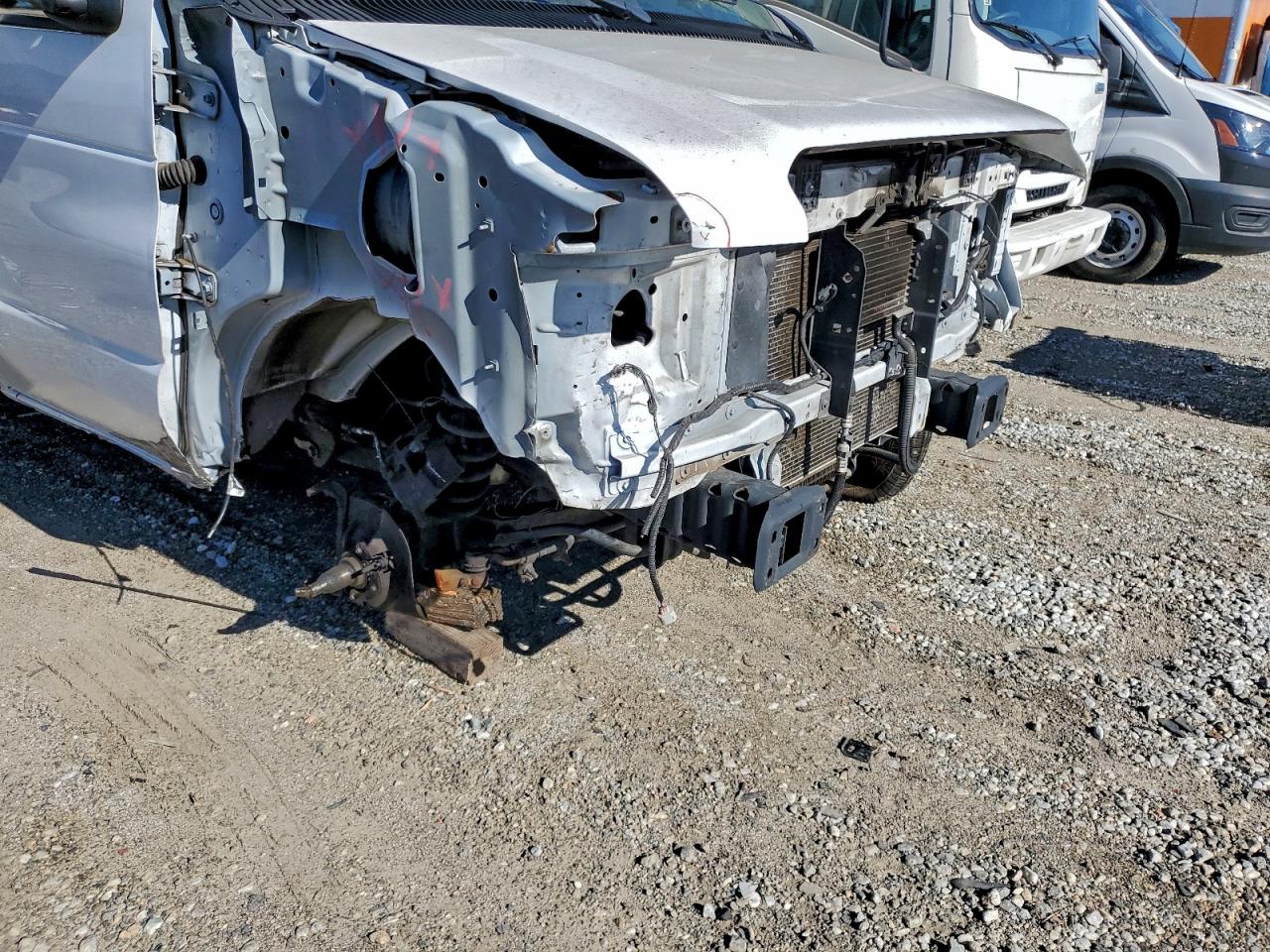 Ford Econoline E350 Super Duty Cutaway Van Image 7