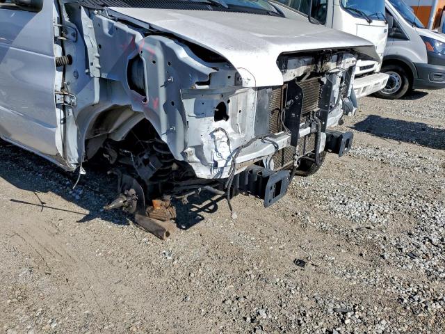 Ford Econoline E350 Super Duty Cutaway Van Image 7