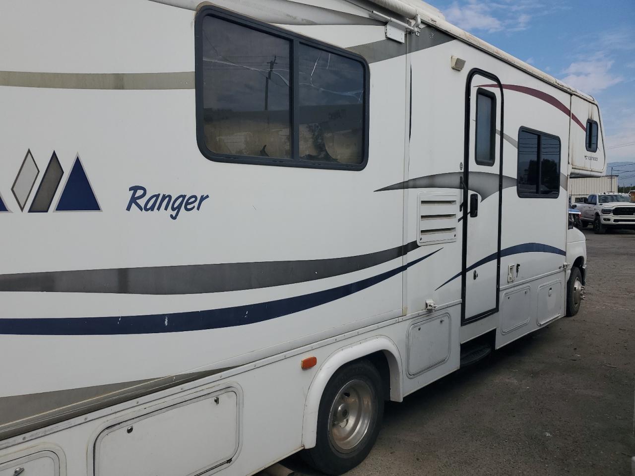 Ford Econoline E450 Super Duty Cutaway Van Image 3