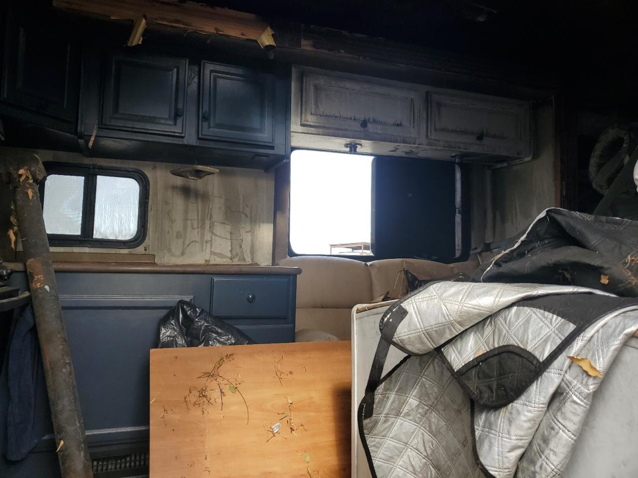 Ford Econoline E450 Super Duty Cutaway Van Image 10