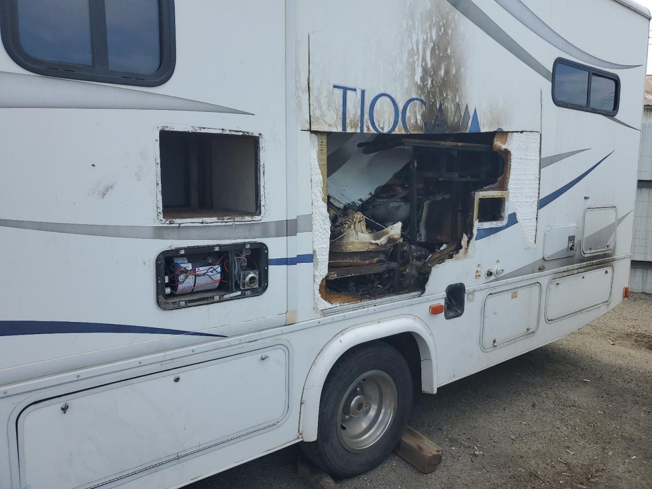 Ford Econoline E450 Super Duty Cutaway Van Image 8