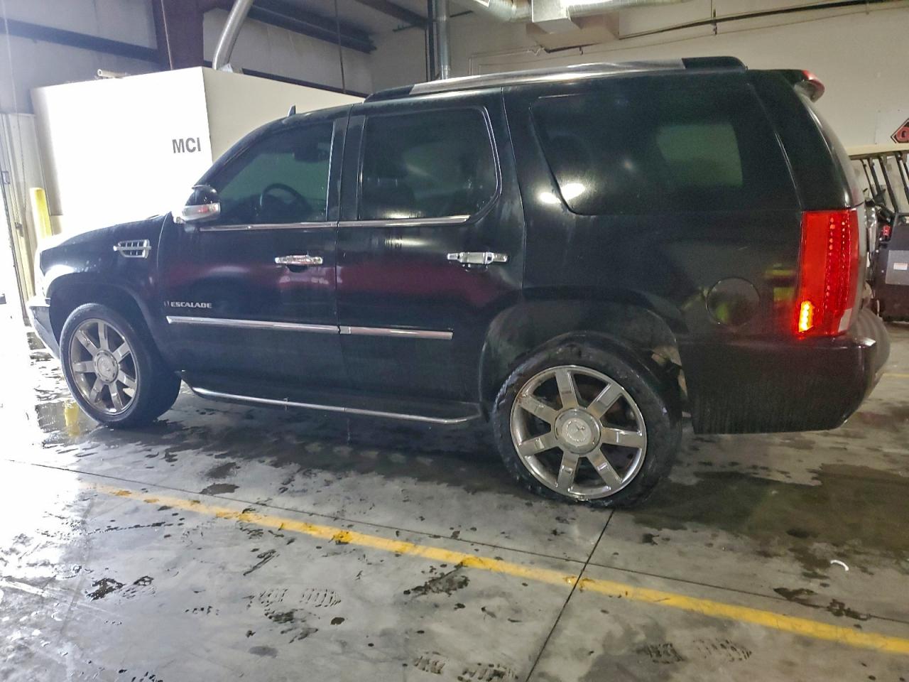 Cadillac Escalade Luxury Image 2