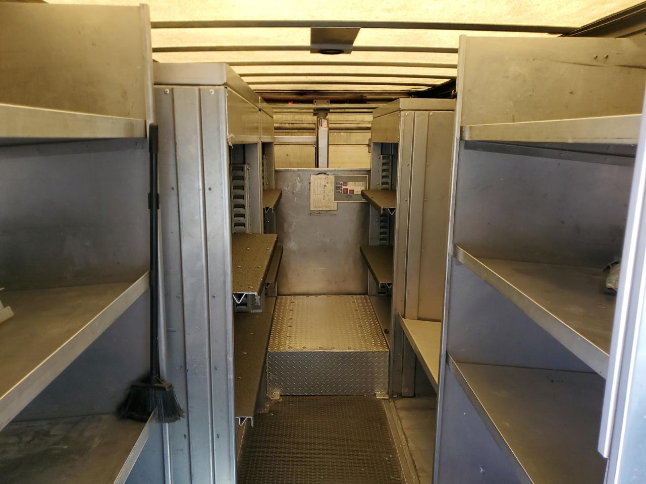 Ford Econoline E450 Super Duty Commercial Stripped Chassis Image 11