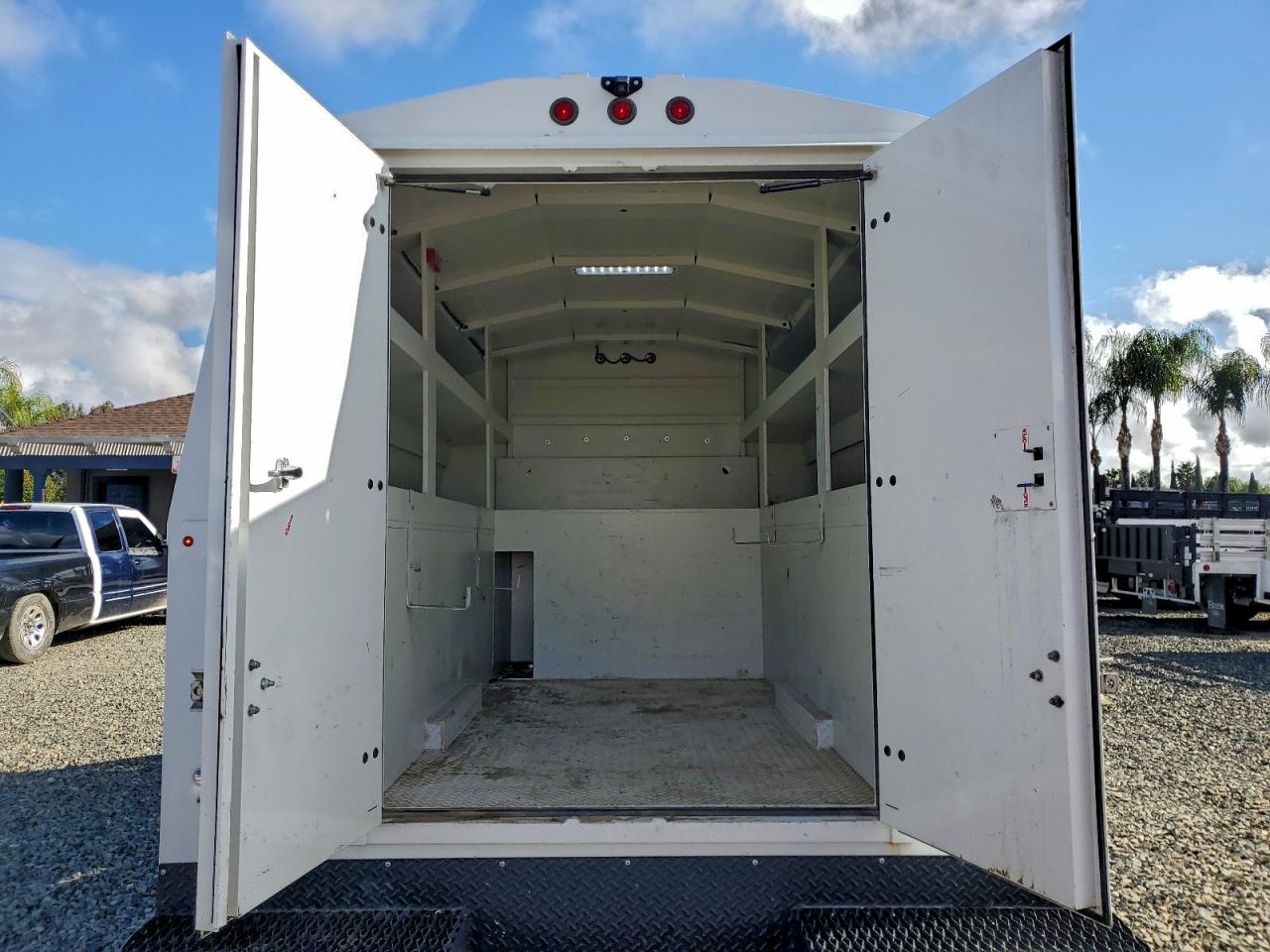 Chevrolet Express Image 3