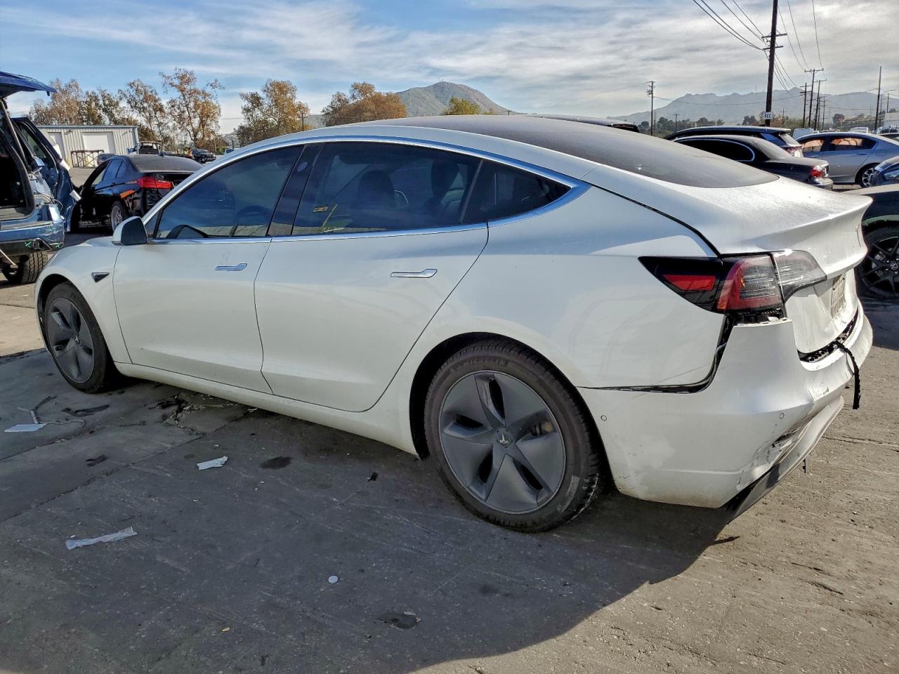 Tesla Model 3 Image 5