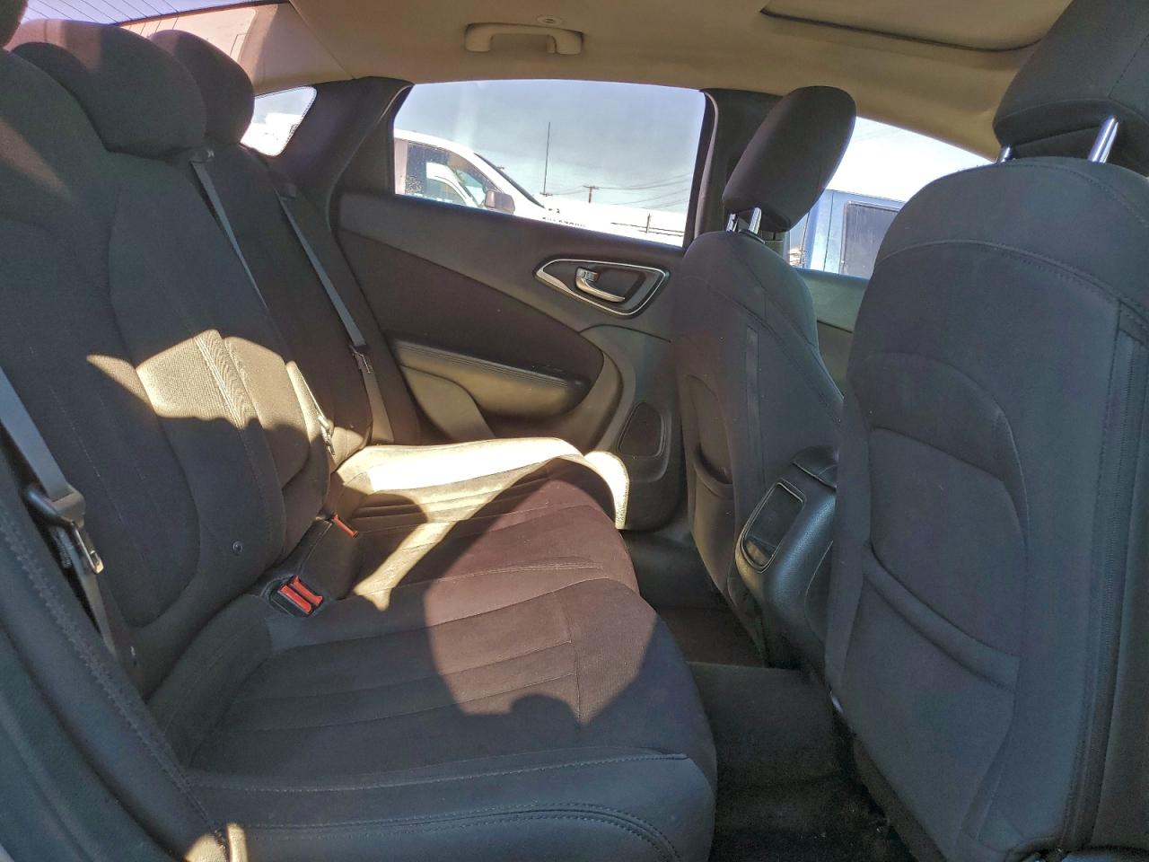 Chrysler 200 Limited Image 8